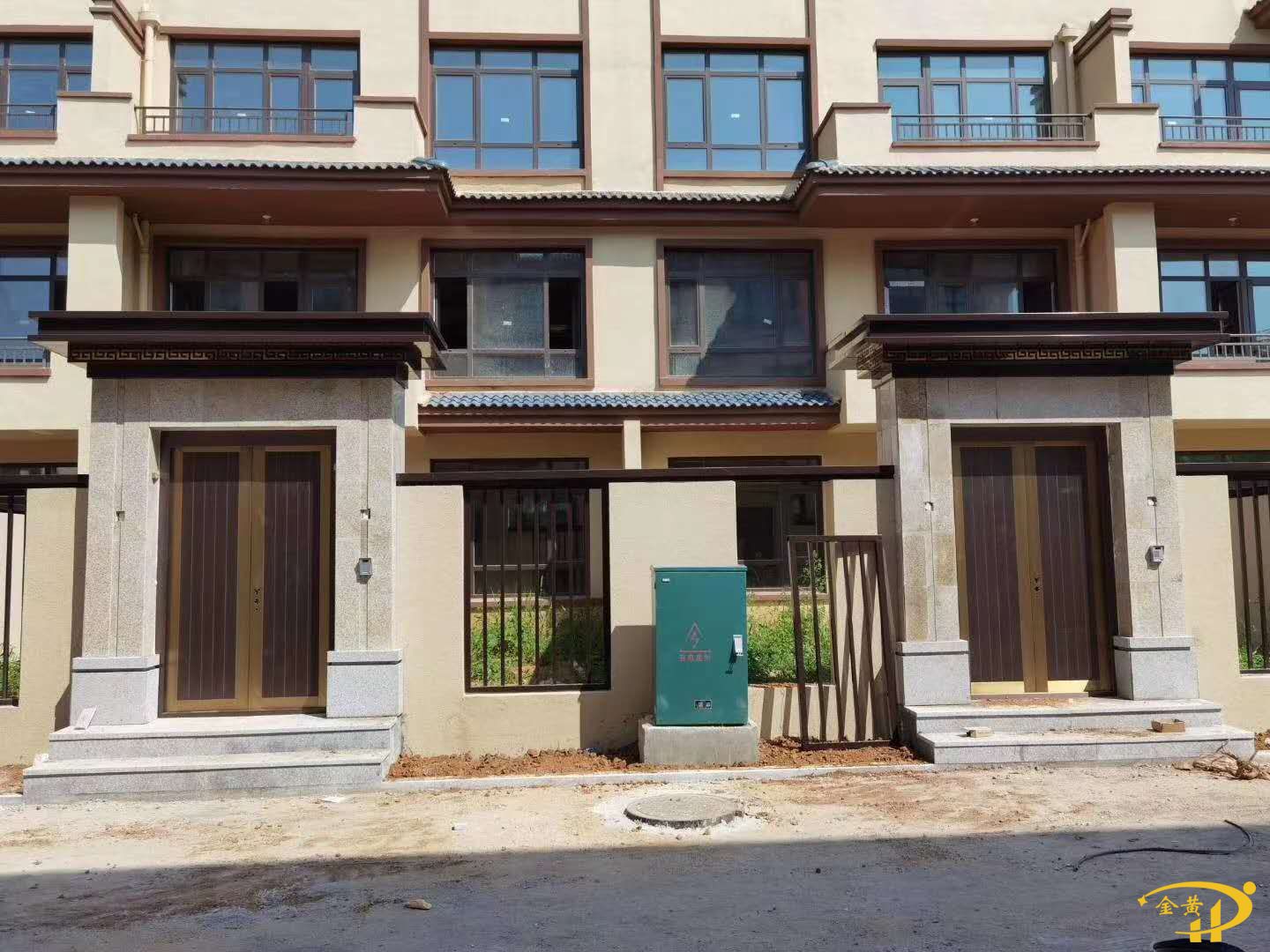 山东烟台山湖大院别墅铜门工程现场安装